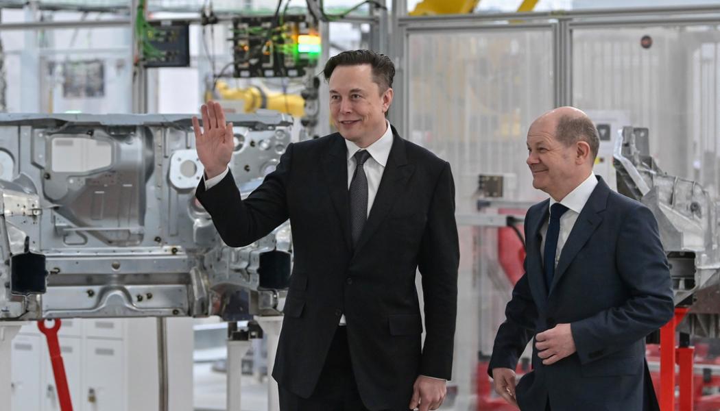 Patrick Pleul AP/TT: Teslas vd Elon Musk och tyske förbundskanslern Olaf Scholz i samband med öppningen av elbiltillverkarens fabrik i Grünheide i östra Tyskland. Arkivbild.