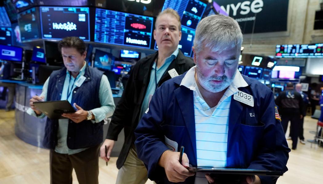 Richard Drew/AP/TT: Handlarna på Wall Street följde fredagens marknadsrörelser med intresse.