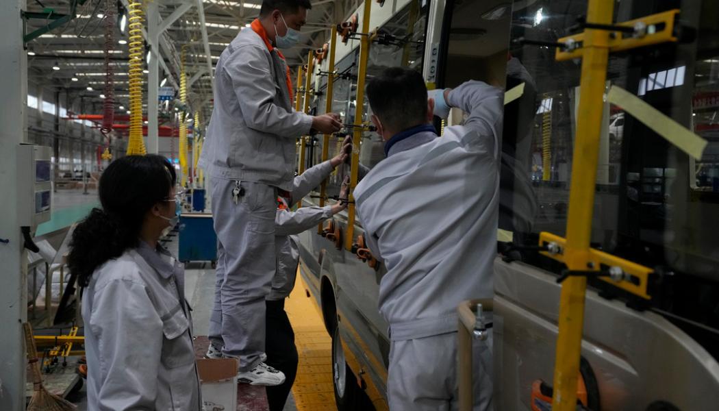 Andy Wong/AP/TT: Industriaktiviteten i Kina fortsätter att minska. Arkivbild.