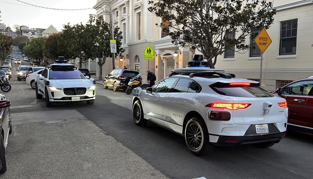 Terry Chea/AP/TT: Två självkörande taxibilar tillhörande Waymo möts på en gata i San Francisco.