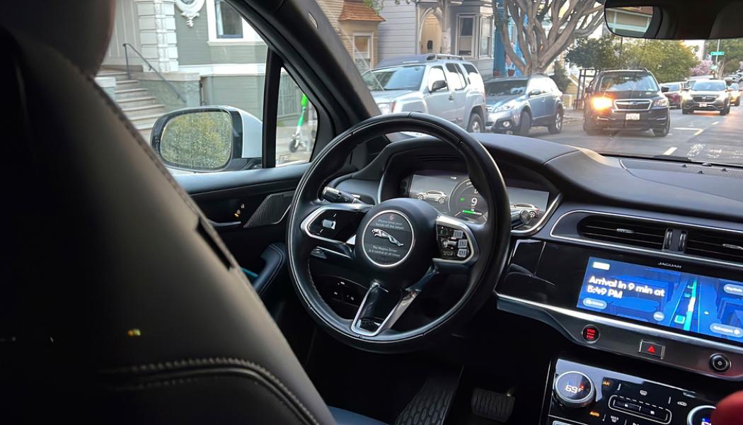 Terry Chea/AP/TT: Taxibilarna från Waymo är helt självkörande. En rad incidenter har dock inträffat, enligt San Franciscos brandförsvar ett 60-tal sedan april 2022.