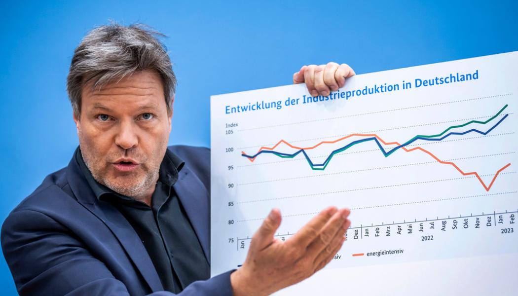Michael Kappeler AP/TT: Tysk ekonomi uppvisar flera negativa tendenser. På bilden landets närings- och klimatminister Robert Habeck i samband med att han presenterade regeringens ekonomiska prognos i våras. Arkivbild.
