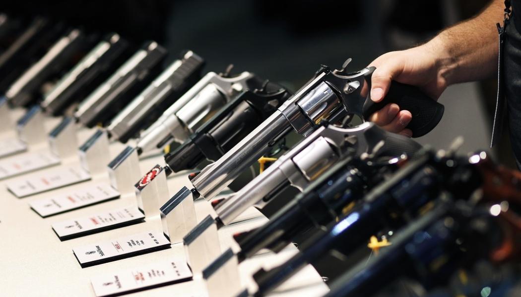 John Locher/AP-TT: Aktien i Smith &|Wesson, som bland annat tillverkar revolvrar, steg kraftigt på New York-börsen. Arkivbild.