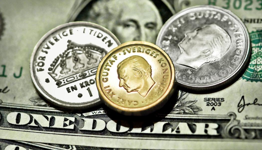Claudio Bresciani/TT: Svenska kronor på en dollarsedel. Arkivbild.