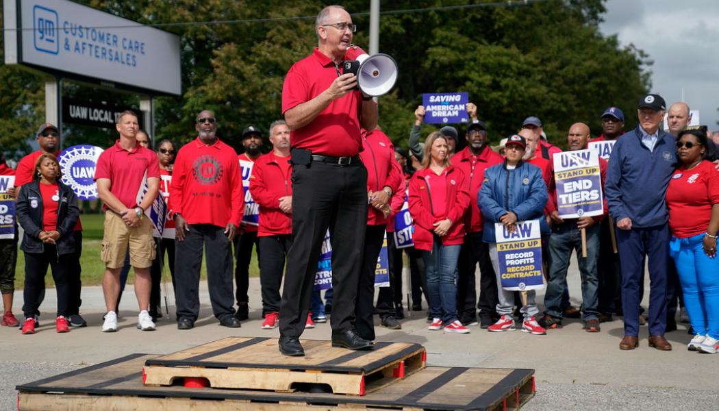 Evan Vucci/AP/TT: UAW:s ordförande Shawn Fain leder strejkprotester, med bland andra president Joe Biden som åhörare.