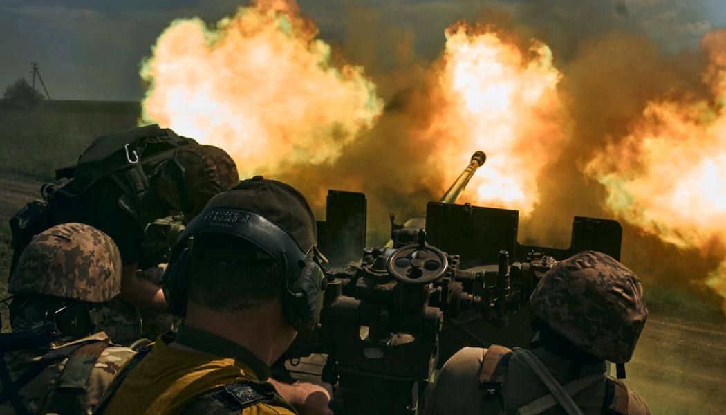LIBKOS/AP/TT: Ukrainska soldater avfyrar artilleri i en bild från tidigare i år.