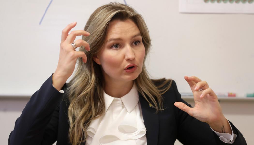 Mats Andersson/TT: Energi- och näringsminister Ebba Bush (KD) talar om vikten av gröna industrisatsningar vid ett besök på SCA i Östrand i Sundsvall.
