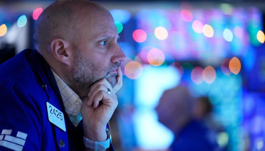 Seth Wenig/AP/TT: Handlarna på Wall Street hade en del att tänka på under onsdagen.