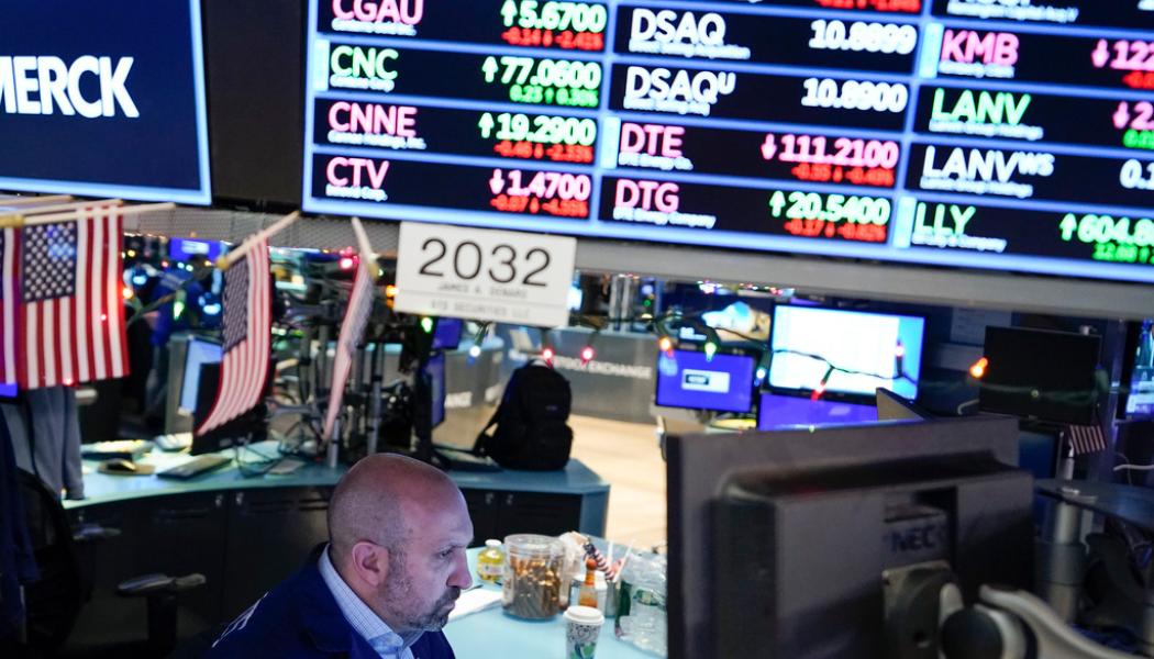 Seth Wenig/AP/TT: Handlarna i börshuset i New York noterade att S&P500-index närmade sig toppnivån från 2022. Arkivbild.