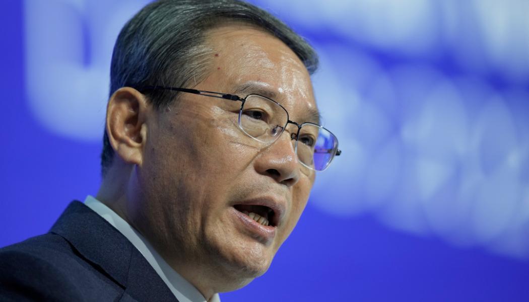 Markus Schreiber/AP/TT: Kinas premiärminister Li Qiang och hans regering väntas satsa på åtgärder som får fart på inhemsk efterfrågan i år, för att få bukt på inflation och krisen i bostadssektorn i landet.