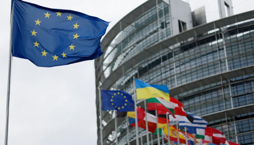 Jean-Francois Badias/AP/TT: EU-flaggan vid Europaparlamentet i Strasbourg. Arkivbild.