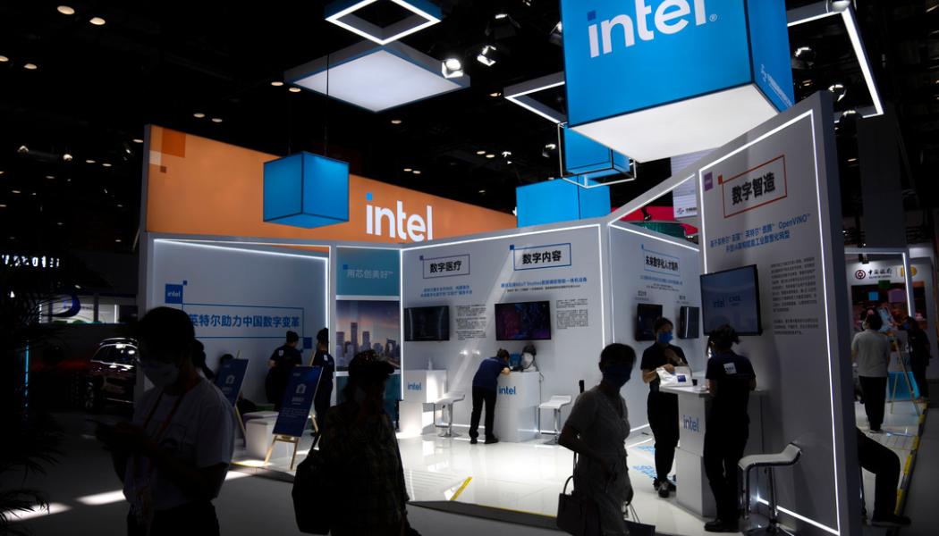 Mark Schiefelbein/AP-TT: Intel, som bland annat tillverkar processorer till datorer, föll hårt på amerikanska börsen. Arkivbild.