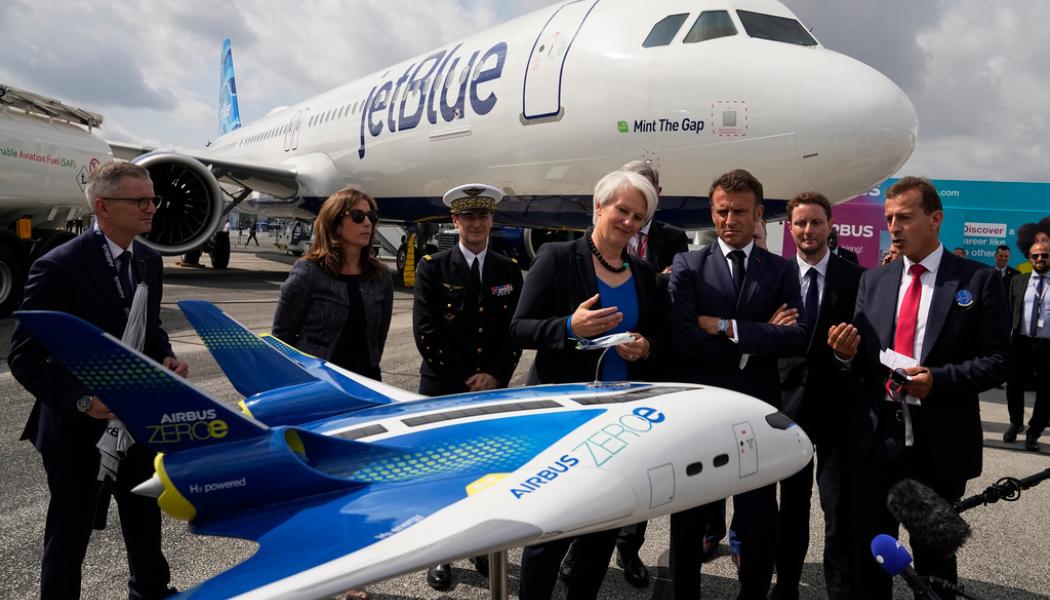 Michel Euler/AP/TT: Frankrikes president Emmanuel Macron studerar en modell av ett Airbus Zero, en modell som är tänkt att drivas enbart av vätgas. Arkivbild.