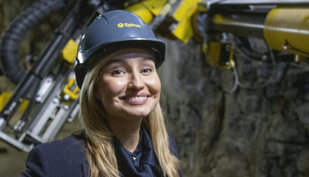 Ebba Busch vid ett besök i Epirocs testgruva i Sickla. Foto: Elima Mwinyipembe/Regeringskansliet