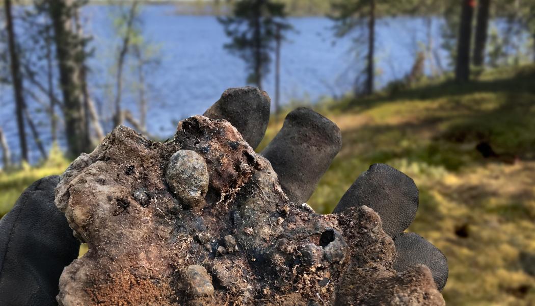 Ugnsvägg med sjön Vaihkojärvi i bakgrunden, där malmen till järnframställningen hämtades upp från sjöbotten. Foto: Norrbottens museum/Staffan Nygren
