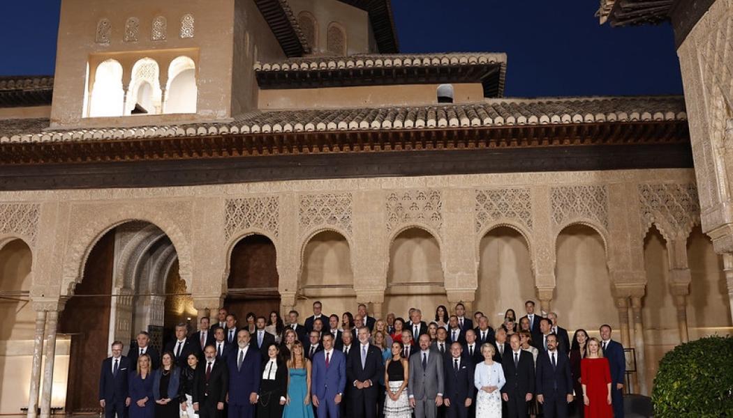 EU2023- I samband med Europeiska politiska gemenskapens möte poserar den spanska kungen, Felipe VI och drottningen Letizia, samt EU:s ministrar och delegationer för en familjebild under ett besök i Los Palacios Nazaríes de la Alhambra i Granada—Spanien den 5 oktober 2023. Foto: Spaniens EU-ordförandeskap. Kredit: Flickr. Pool PEUE/Javier Etxezarreta