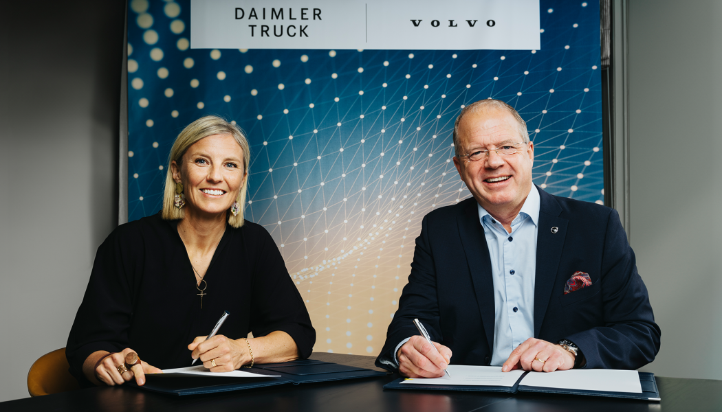 Undertecknande av avtalet. Foto: Volvo