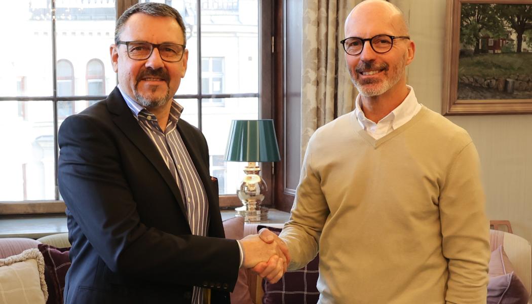 Lars Fredin, vd för Dacke Industri och Johan Amnéus, tidigare ägare av G-TEK. Foto: Dacke Industri