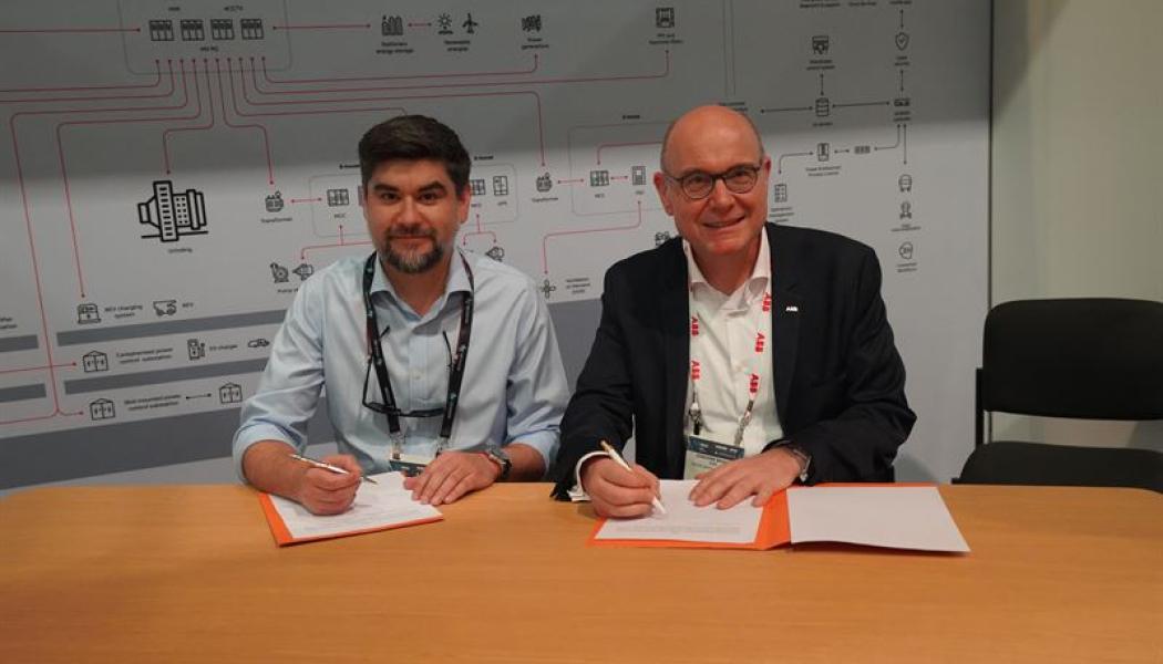 Nicolás Rivera, Codelco och Joachim Braun, ABB, skriver under avtalet. Foto: ABB