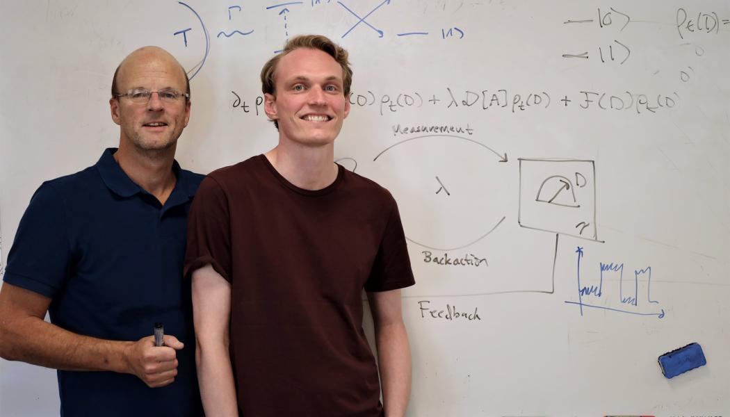  Fysikforskarna Peter Samuelsson och Björn Annby-Andersson framför den nya ekvationen. Foto: Johan Lindskoug