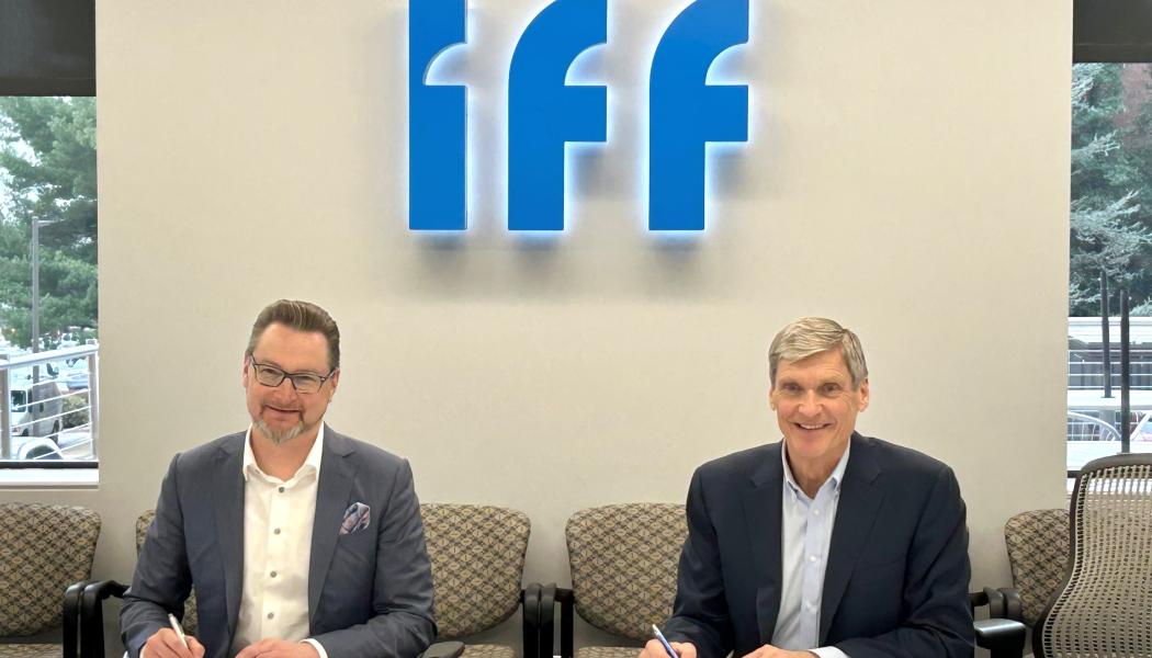 Antti Salminen, vd på Kemira och Erik Fyrwald, vd på IFF, undertecknar avtalet. Foto: Kemira