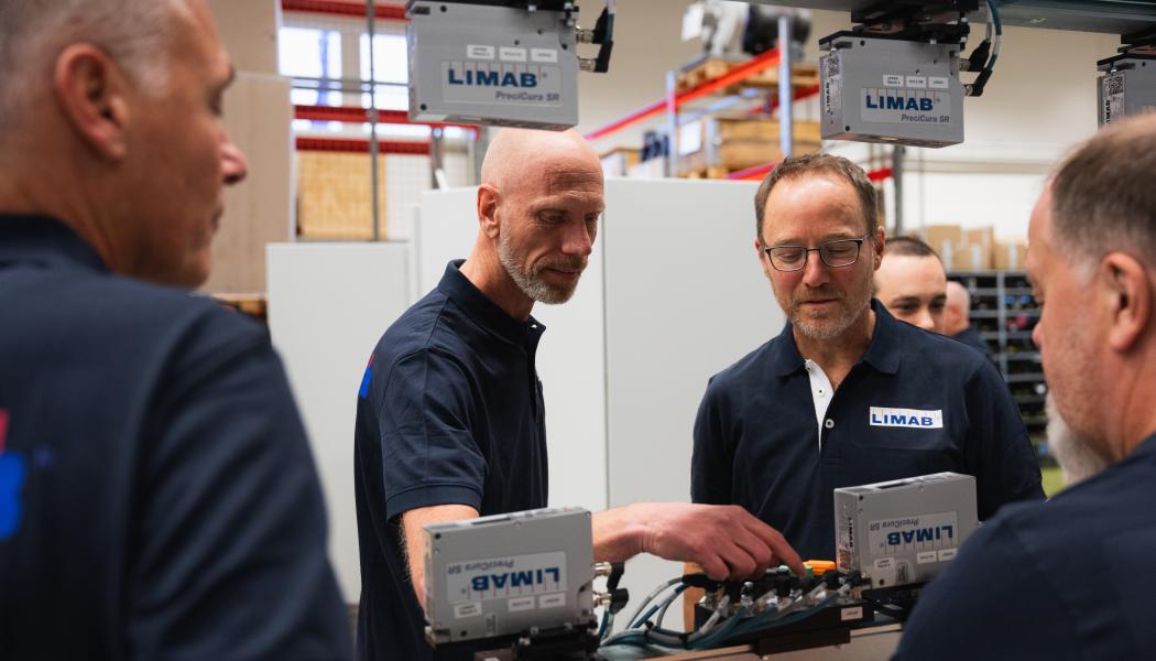 Mats Wedell, Business Manager Wood med Henrik Hörstadius, SystemProduktion, i Limabs fabrik på huvudkontoret i Göteborg. Foto: Limab