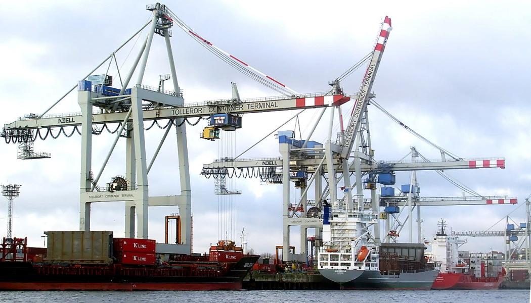 Containerterminal i Hamburgs hamn. Foto: © Raimond Spekking/Wikimedia Commons