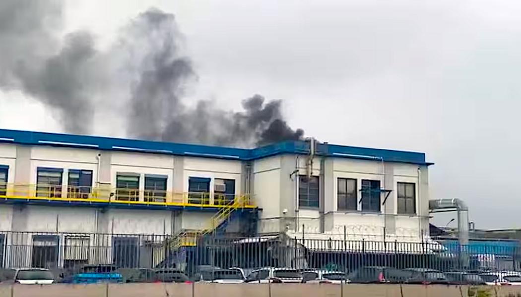 Rök stiger upp ovanför en byggnad vid Elkems kemiska anläggning, som drabbats nyligen av en misstänkt vätgasexplosion, i Saint-Fons (Rhône). Skärmavbild, kredit: FRANCE TÉLÉVISIONS