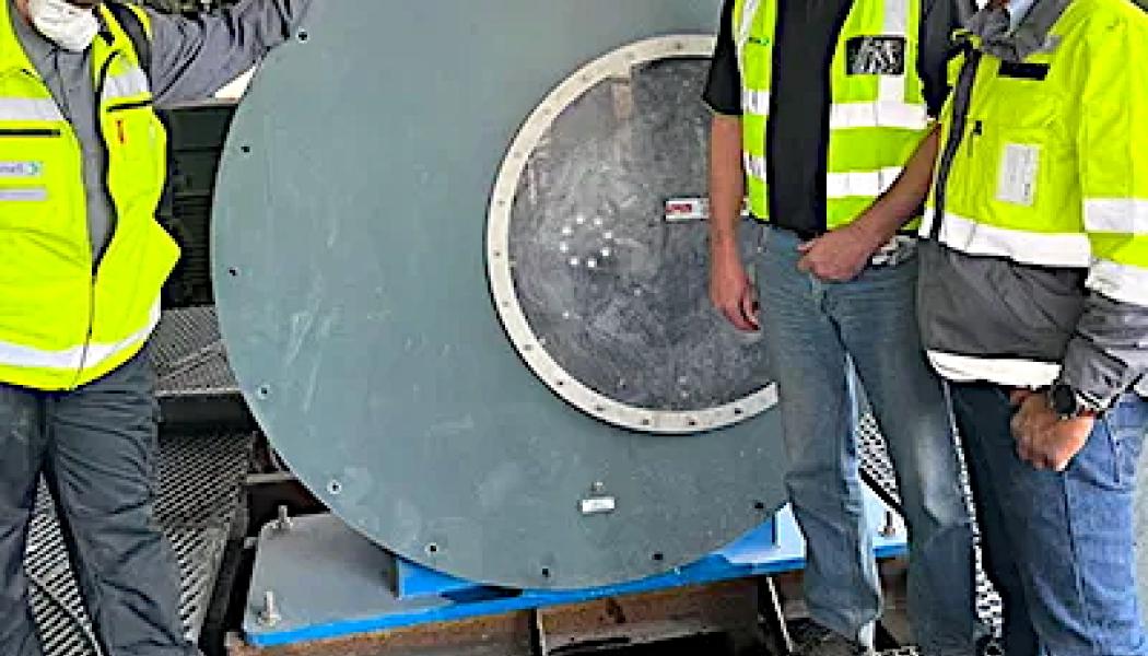 Slangpumpar av den här typen är inte en universallösning för alla gruvmiljöer, men tekniken används ofta där sediment, kalkslam eller järnmalmspasta sliter ned metallkomponenter på kort tid. I flera svenska anläggningar, bland annat vid LKAB i Svappavaara, används liknande system för att flytta slurry i pelletiseringsprocesser. Foto: Valmet