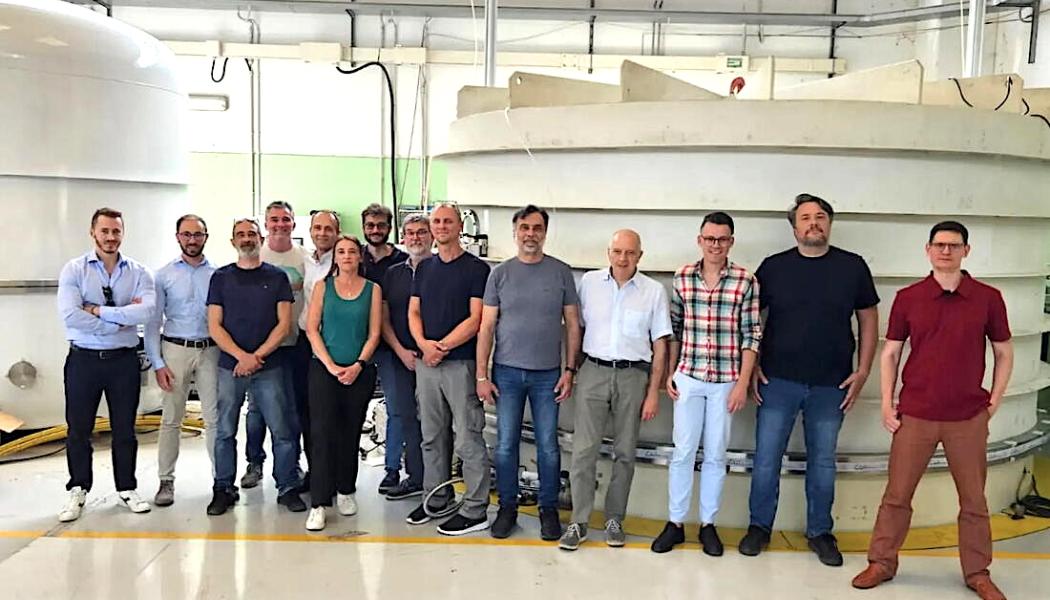 Experter från Fusion for Energy, SIMIC, Criotec och ITER-organisationen samlades för första gången hos Criotec i Italien i juni 2025 för att genomföra heta heliumläcktester på divertorns kassettmoduler. Nyligen klarade man ett avgörande täthetsprov med helium. Foto: SIMIC-CNIM