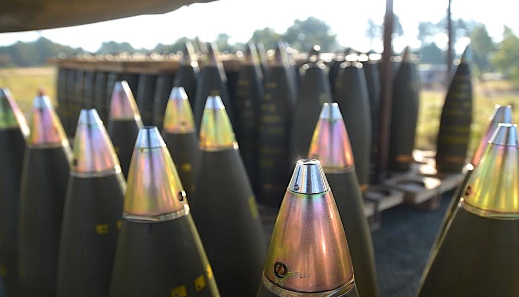 Ett antal 155 mm artilleriskott från finländska försvarsmaterialtillverkaren Nammo. Kredit: Brian E. Christiansen/Flickr (Creative Commons).