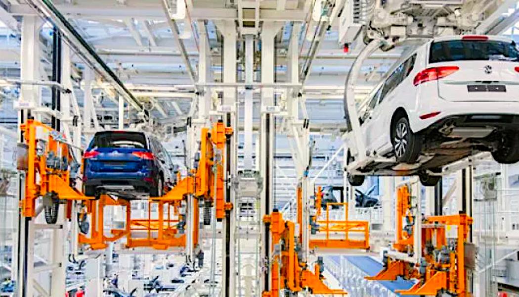 VW-fabrik i Wolfsburg. Bland de omkring 13 000 anställda inom forskning och utveckling i Tyskland kan mellan 4 000 och 6 000 jobb försvinna, enligt rapporter från insidan av koncernen. Foto: Kredit: VW