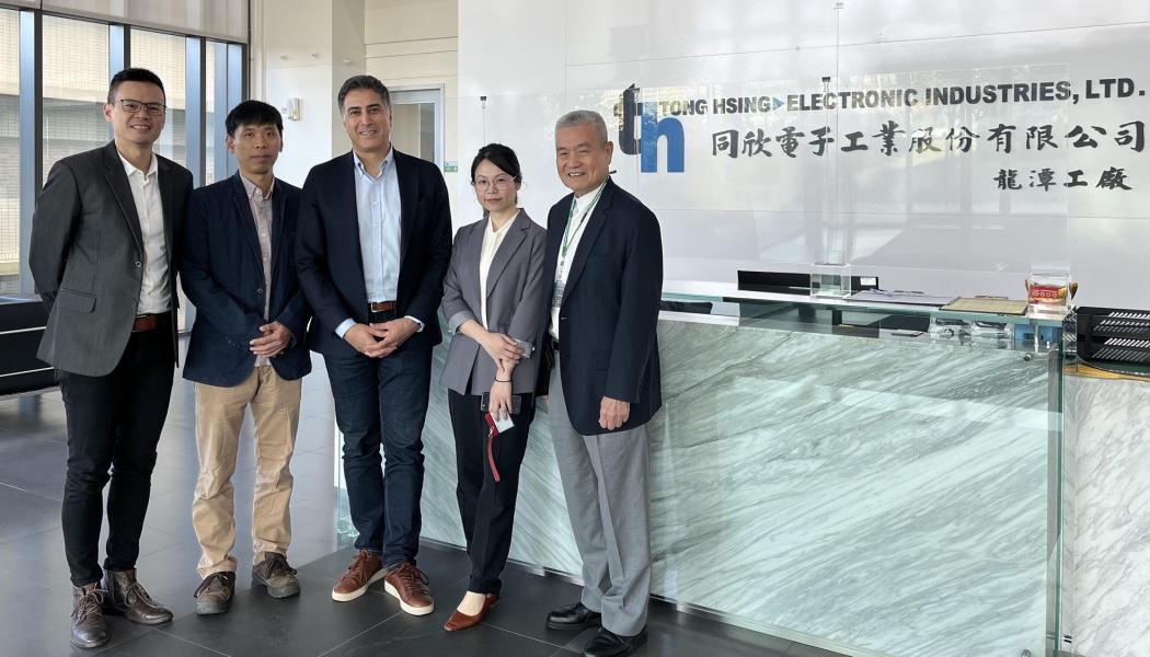 Personer på översta bilden (från vänster till höger): Farzan Ghavanini och Taiwan-baserade Chin Jung Kou från Smoltek tillsammans med Heinz Ru och kollegor från Tong Hsing. Foto: Smoltek