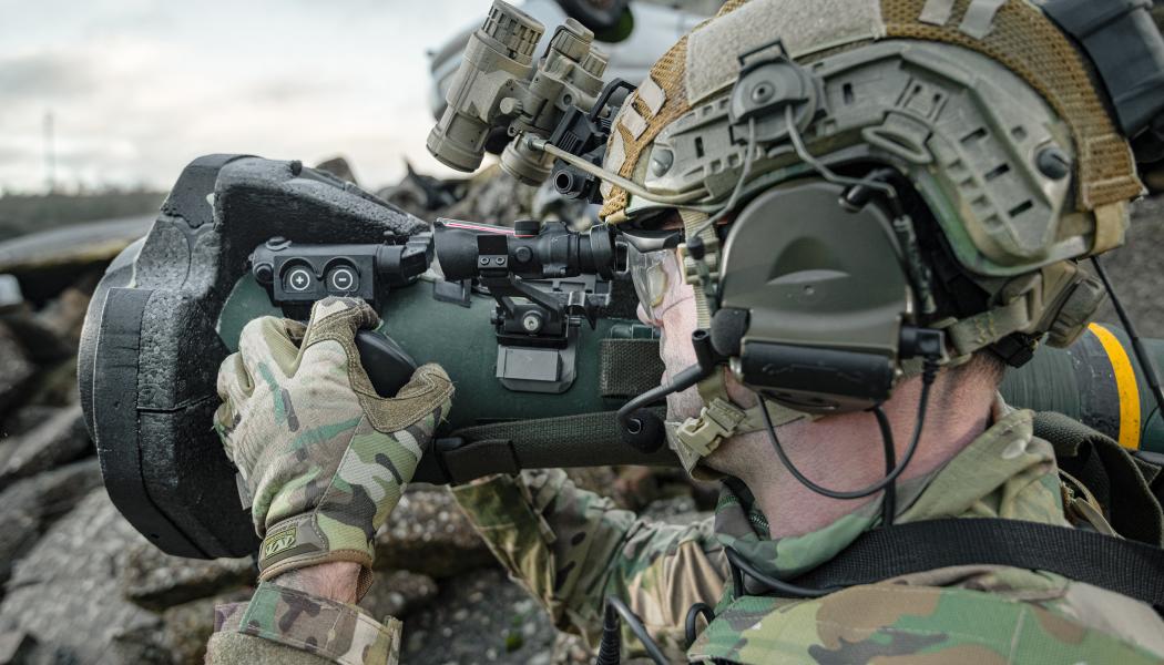 NLAW är ett pansarvärnssystem som avfyras från axeln. Foto: Saab