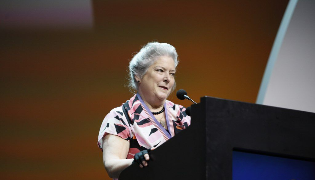 Roberta Nelson Shea tar emot Engelberger-priset. Foto: Universal Robots
