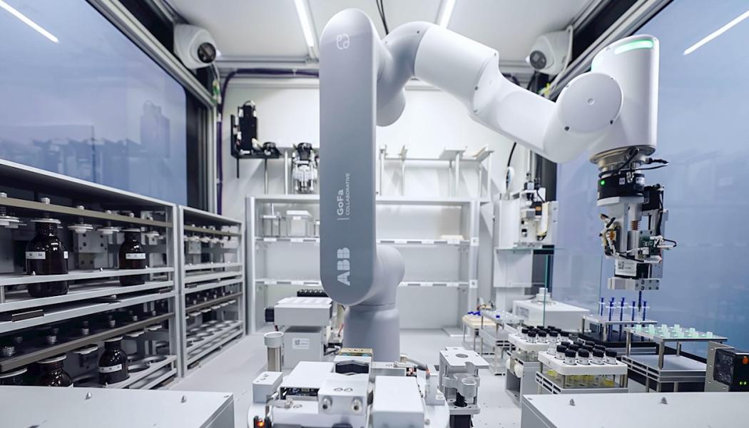 ABB:s cobotar används i tillämpningar som transport av prover, tester och kvalitetskontroll. Foto: ABB