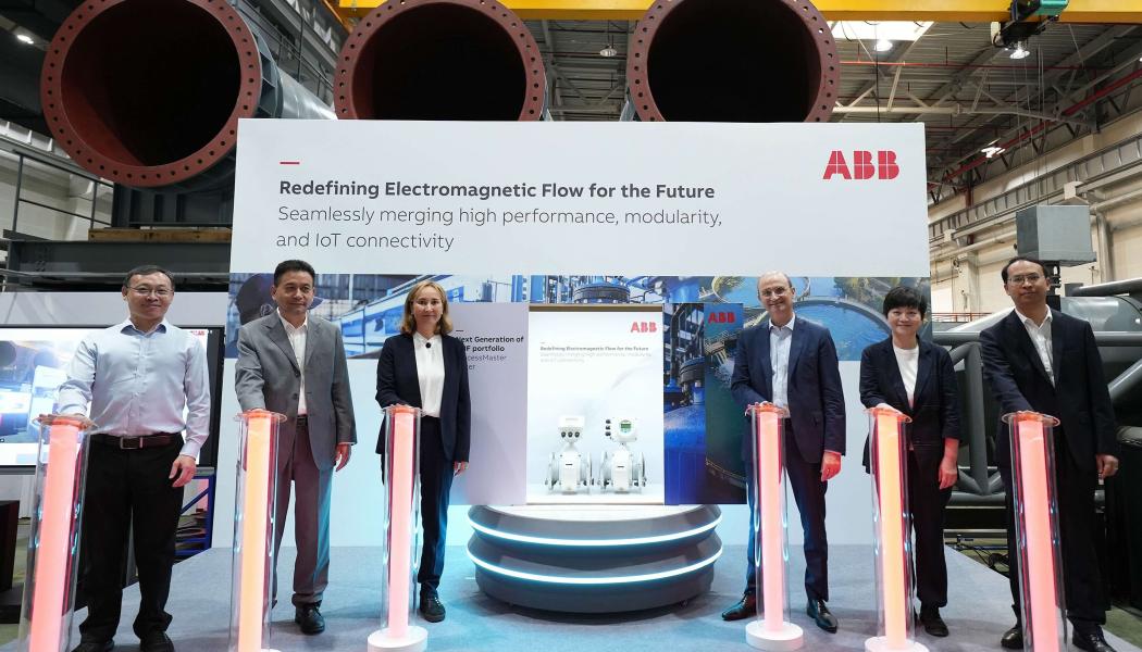 Presentation av senaste generationens elektromagnetiska flödesmätare i Shanghai: ABB:s affärsområde Process Automation automatiserar, elektrifierar och digitaliserar industriella verksamheter som möter ett brett spektrum av väsentliga behov – från att tillhandahålla energi, vatten och material till att producera varor och transportera dem till marknaden. Med cirka 20 000 anställda, samt ledande teknologi och serviceexpertis, hjälper ABB Process Automation kunder inom processindustri, hybridindustri och sjöfart att förbättra prestandan och säkerheten i sina verksamheter. Foto: ABB