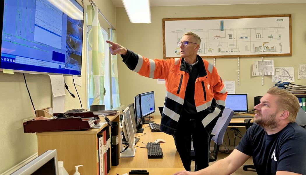 Från kontrollrummet på Advens energianläggning följer restvärmeexperten Lars Sjökvist och drift- och underhållsledare Thomas Ridderström inkommande restvärme från Ovakos processer. Pressbild: Adven