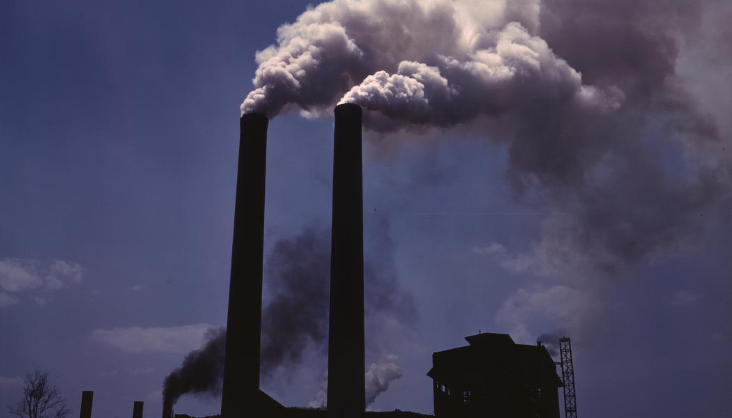 Utsläpp från en fabrik i USA. Foto: Alfred T. Palmer/Wikimedia Commons