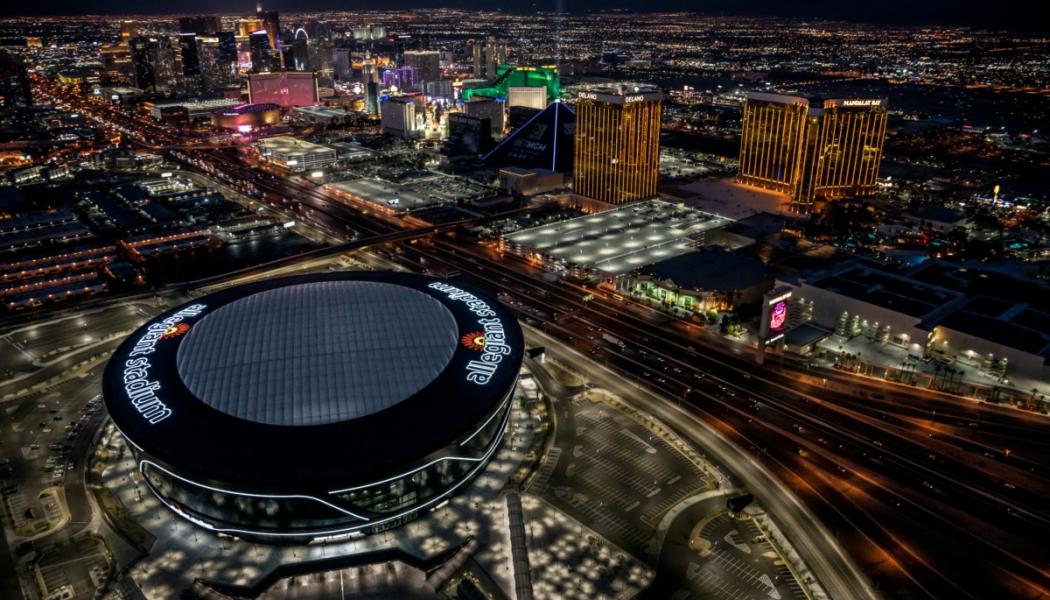 Vector Foiltecs största projekt: Transparent taksystem i ny tappning i Las Vegas, Nevada. Byggnaden är numera hem för NFL-laget Raiders och deras arena, Allegiant Stadium, som även kommer att bli den framtida arenan för UNLV Football. Det nya, heltäckande stadiontaket består av 107 ETFE-kuddar och utgör ett imponerande taksystem på 33 515 m² av Texlon® ETFE. Detta unika och intelligenta taksystem hålls uppe av ett kabelformat nät. Foto: Vector Foiltec.
