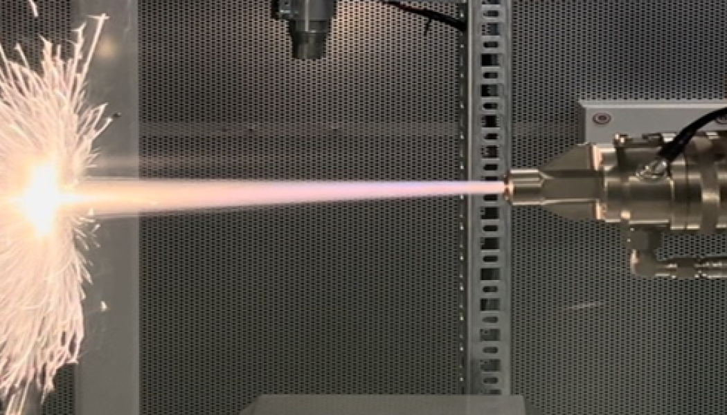 Termisk sprutning är en avancerad tillverkningsmetod där material i pulverform eller tråd smälts ner och sprutas på en yta för att skapa en beläggning med specifika egenskaper. Bild: Alleima