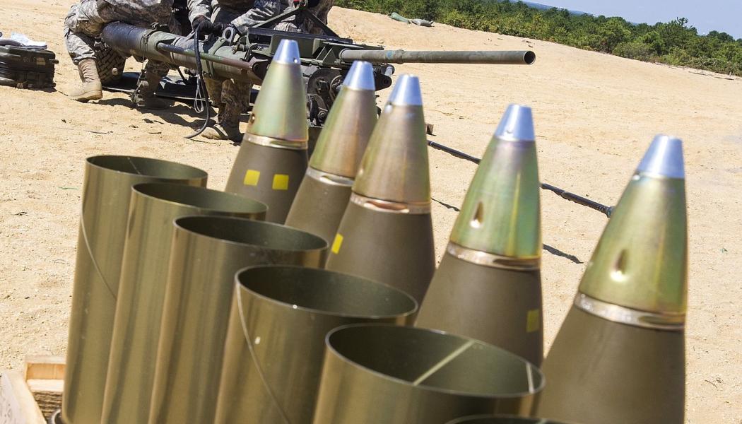 Halvfixerad ammunition för M119-haubitsen, med drivmedelshylsorna och projektilerna åtskilda. Foto: Wikipedia Common, kredit: Sgt. Mark Olsen - 