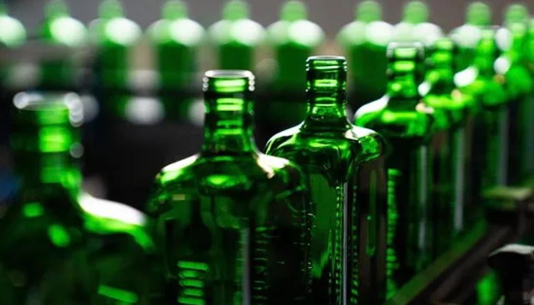 Det är tekniskt mer utmanande att producera färgat glas med bibehållen kvalitet i elektrifierade ugnar, särskilt för färger som kräver specifika kemiska sammansättningar.  Foto: Ardagh