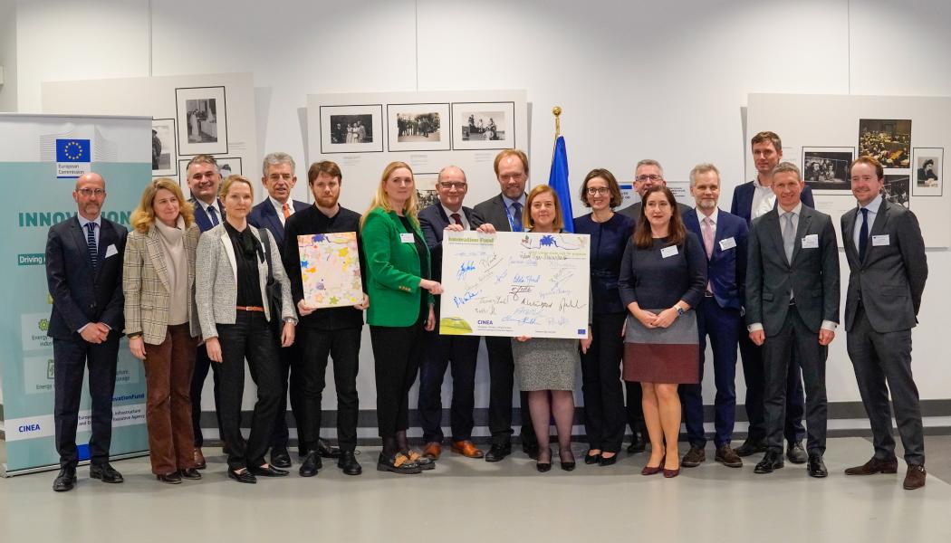 Representanter från Perstorp, Uniper och CINEA (European Climate, Infrastructure and Environment Executive Agency) träffades den 19 januari för att officiellt underteckna avtalet som ger projektet stöd från EUs innovationsfond. Foto: CINEA 
