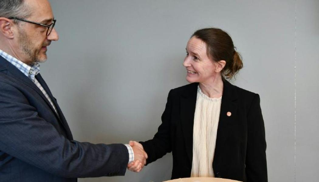 Tom Eriksson, forskningschef på Alleima och Charlotte Platzer Björkman, vicerektor på Uppsala universitet. Foto: Alleima