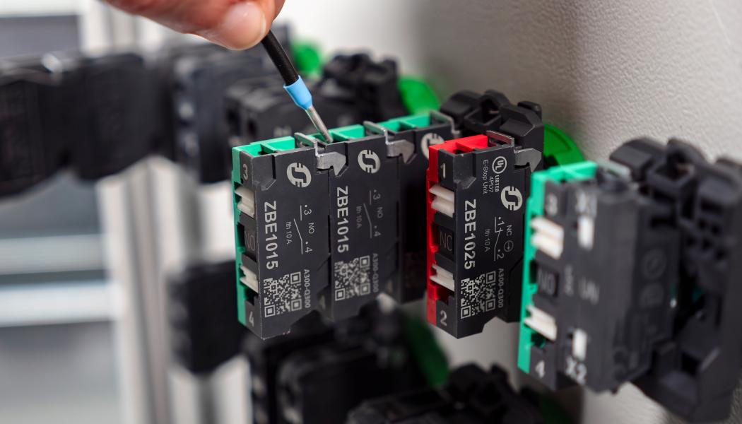 De nya kontaktblocken har en mer kompakt designen. Foto: Schneider Electric