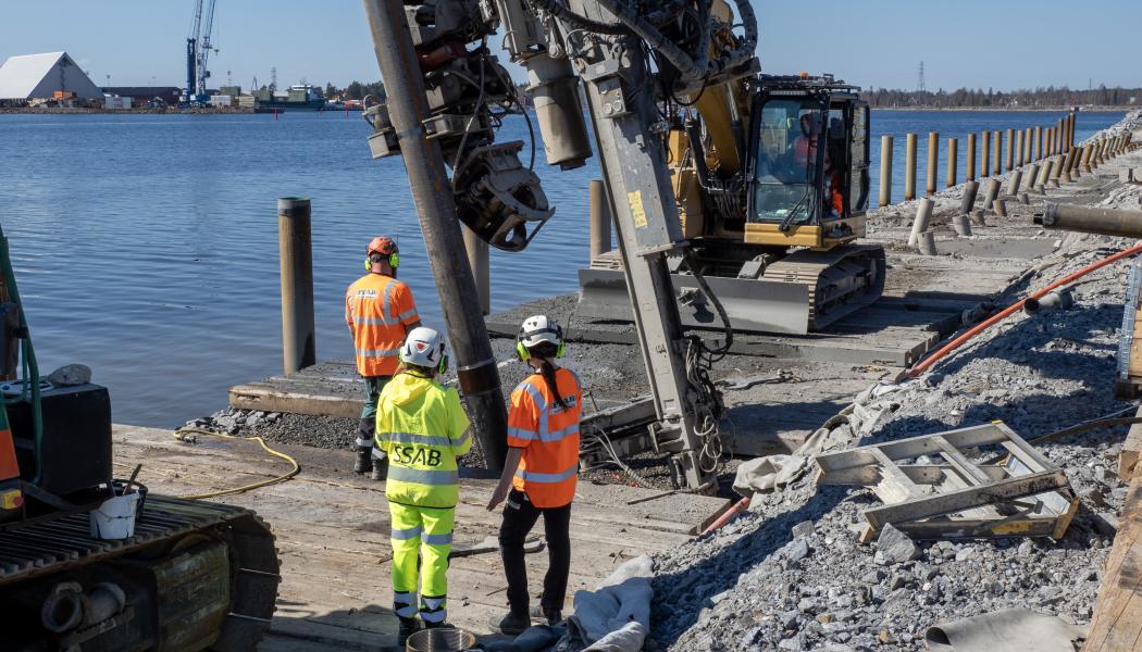 Pålningen i hamnen är i full gång. Copyright: Petri Suonpuro

