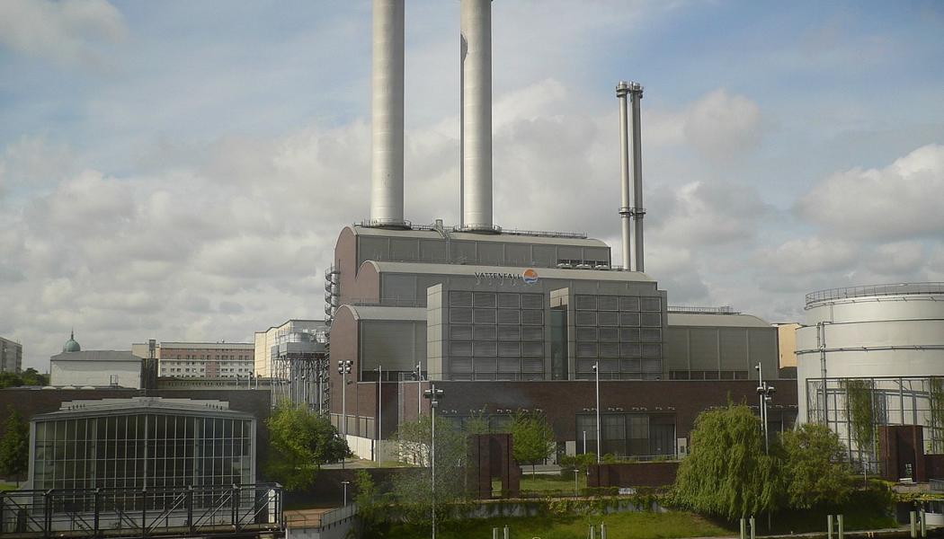 Heizkraftwerk Mitte (kraftvärmeverk för samtidig produktion av el och värme), med floden Spree i förgrunden, beläget i stadsdelen Berlin-Mitte, Tyskland. Foto: Wikipedia Common Lic, kredit: Georg Slickers
