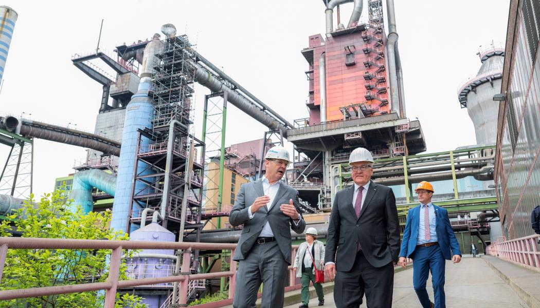 Tyska presidenten Steinmeier (med mörk kostym) besöker ett av Thyssenkrupps stålverk. Foto:Thyssenkrupp