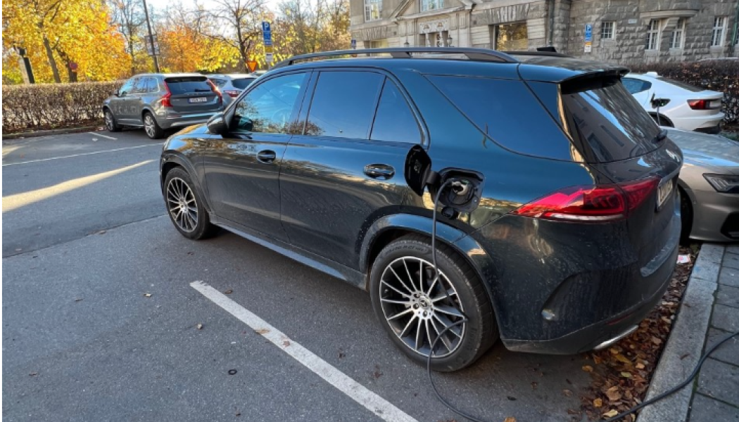 Bildtext: Eltörstig SUV laddas i Stockholm. Finns det risk för att Sverige kan gå Schweiz’ väg och förbjuda elbilar vid vissa tidpunkter ?
Foto: John Hardwick